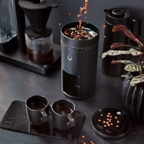 Wilfa Uniform Evo CG4B-S150 sähköinen kahvimylly mustana – 64 mm burr-terillä ja sisäänrakennetulla vaa’alla Wilfa Uniform Evo CG4B-S150 kahvimylly