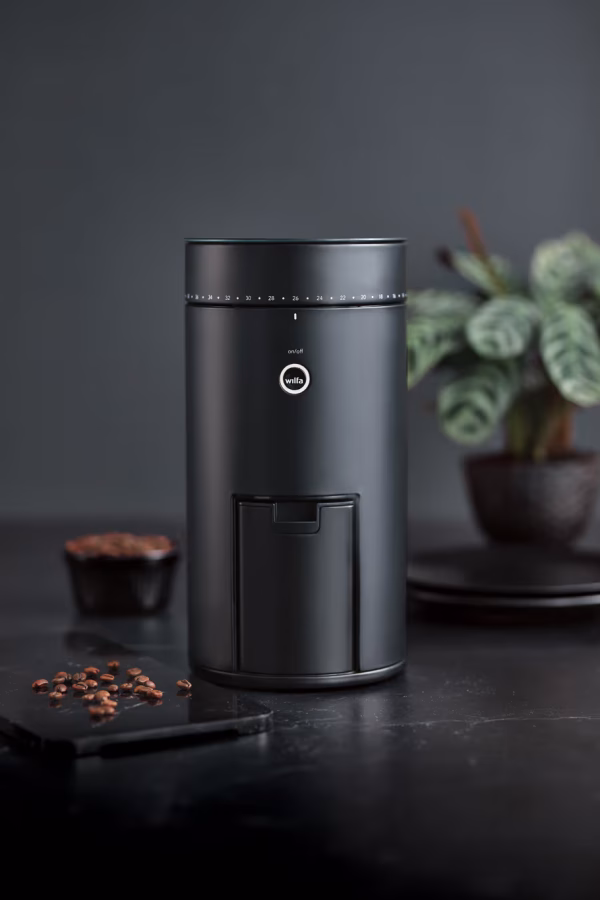 Wilfa Uniform Evo CG4B-S150 sähköinen kahvimylly mustana – 64 mm burr-terillä ja sisäänrakennetulla vaa’alla Wilfa Uniform Evo CG4B-S150 kahvimylly