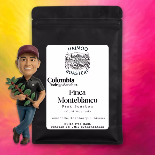 Colombia Finca Moteblanco Rodrigo Sanchez_ Haimoo Roasteryn tyylikäs musta kahvipussi jossa on Colombia Finca Monteblanco etiketti. Kyseessä on innovatiivinen kylmäfermentoitu erikoiskahvi jonka makuprofiilissa on limonadia vadelmaa ja hibiskusta.