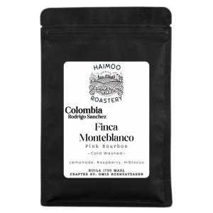 Colombia Finca Moteblanco Rodrigo Sanchez_ Haimoo Roasteryn tyylikäs musta kahvipussi jossa on Colombia Finca Monteblanco etiketti. Kyseessä on innovatiivinen kylmäfermentoitu erikoiskahvi jonka makuprofiilissa on limonadia vadelmaa ja hibiskusta.