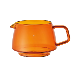 Kinto Sepia Server 430ml meripihkansävyinen lasinen kaadin valkoisella taustalla